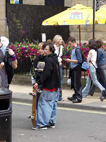 Skateboarders om the edge