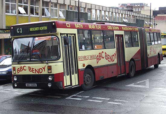 BBZ6018 (C113HDT) Leyland DAB bendybus leaves the Bus Station